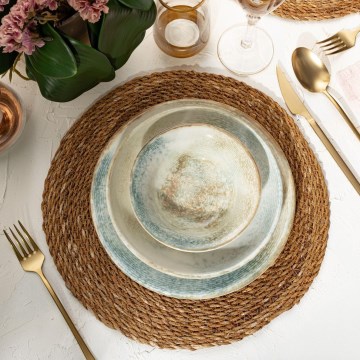 18-osainen monivärinen posliininen astiasto