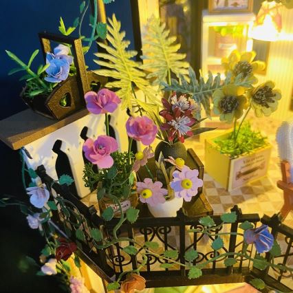 2Kids Toys - Darcyin kukkatalon miniatyyri 2xAAA