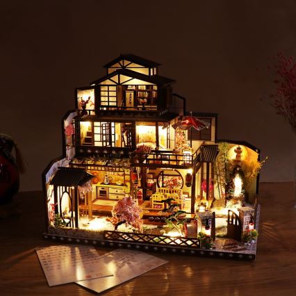 2Kids Toys - Miniatyyritalo Ylellinen sakuravilla 2xAAA