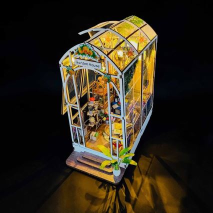 2Kids Toys - Pieni puutarhamökki, 2xAAA paristolla