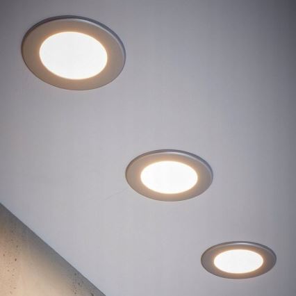 3 kpl setti – LED-kylpyhuoneen upotettavat alasvalot, LED/6W/230V, IP44, hopeanvärinen