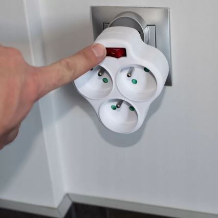 3-paikkainen jatkojohto kytkimellä