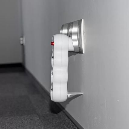 3-paikkainen jatkopistorasia kytkimellä