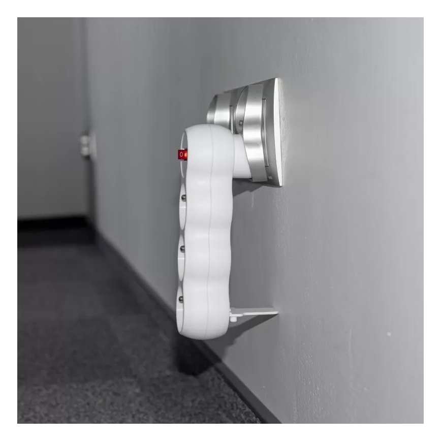 3-paikkainen jatkopistorasia kytkimellä