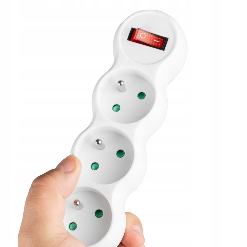 3-paikkainen jatkopistorasia kytkimellä