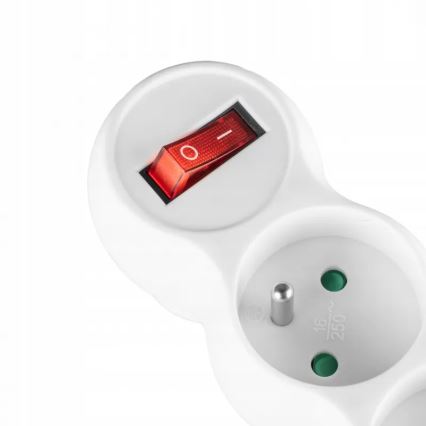 3-paikkainen jatkopistorasia kytkimellä