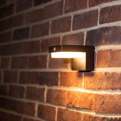 Aurinkokäyttöinen LED-seinävalaisin anturilla LED/5W/3,7V 2000 mAh IP44 musta