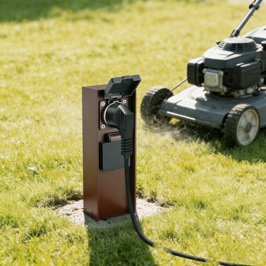 Brilagi - Ulkokäyttöön tarkoitettu pistorasiapylväs PILLAR, 2-paikkainen SCHUKO 230V IP44, ruskea