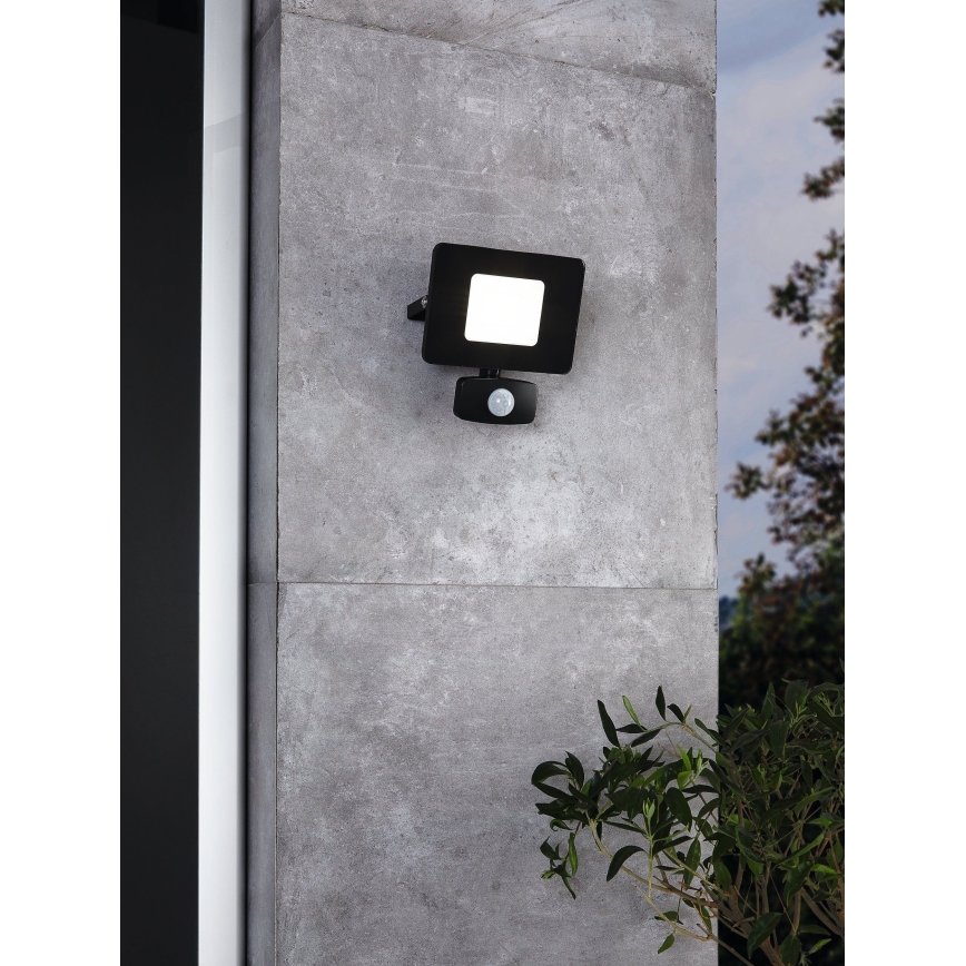 Eglo 97461 - LED-valonheitin anturilla FAEDO 3 LED/20W/230V IP44