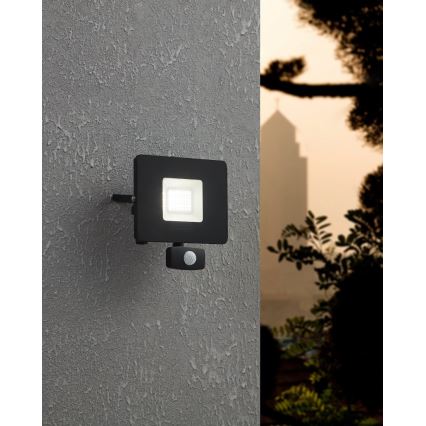 Eglo 97462 - LED-valonheitin anturilla FAEDO 3 LED/30W/230V IP44