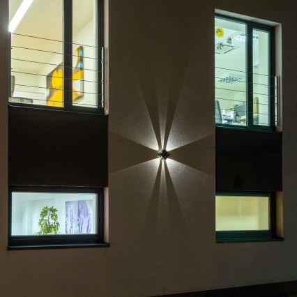 LED aurinkokennoseinävalaisin anturilla LED/2W/5V IP54 1300 mAh