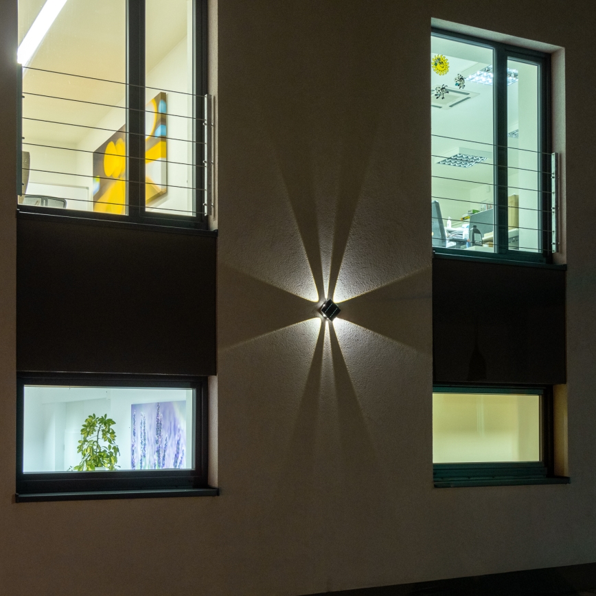 LED aurinkokennoseinävalaisin anturilla LED/2W/5V IP54 1300 mAh