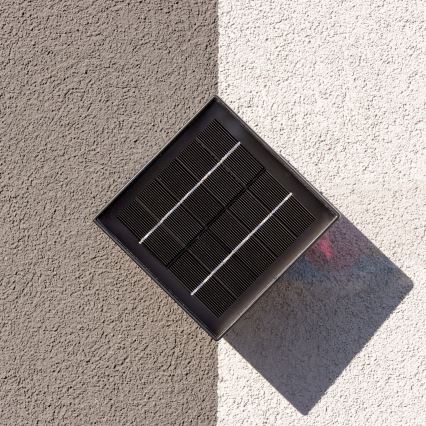 LED aurinkokennoseinävalaisin anturilla LED/2W/5V IP54 1300 mAh