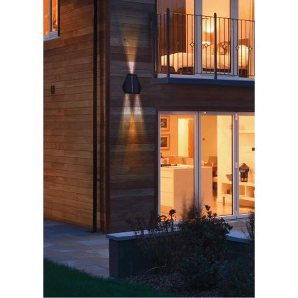 LED aurinkokennoseinävalaisin anturilla LED/2W/5V IP54 1300 mAh