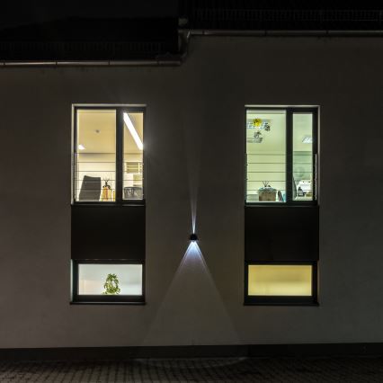 LED aurinkokennoseinävalaisin anturilla LED/2W/5V IP54 1300 mAh