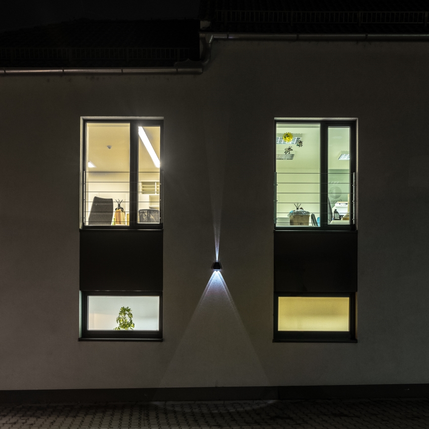 LED aurinkokennoseinävalaisin anturilla LED/2W/5V IP54 1300 mAh