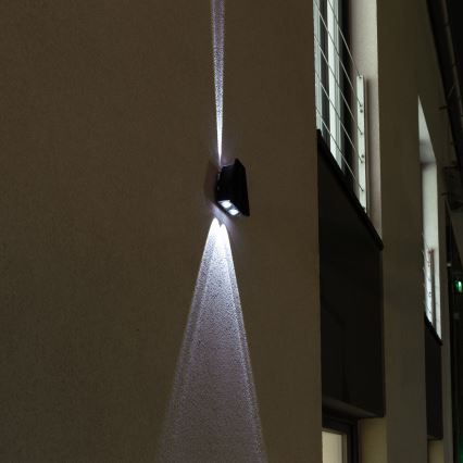 LED aurinkokennoseinävalaisin anturilla LED/2W/5V IP54 1300 mAh