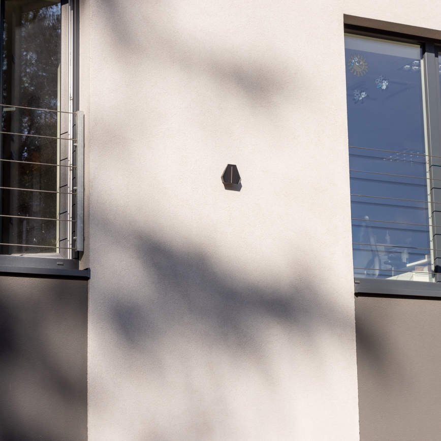 LED aurinkokennoseinävalaisin anturilla LED/2W/5V IP54 1300 mAh