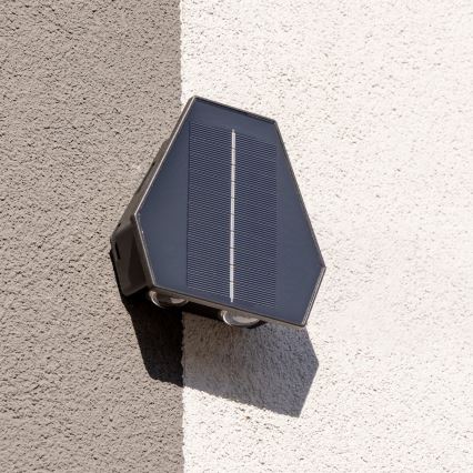 LED aurinkokennoseinävalaisin anturilla LED/2W/5V IP54 1300 mAh