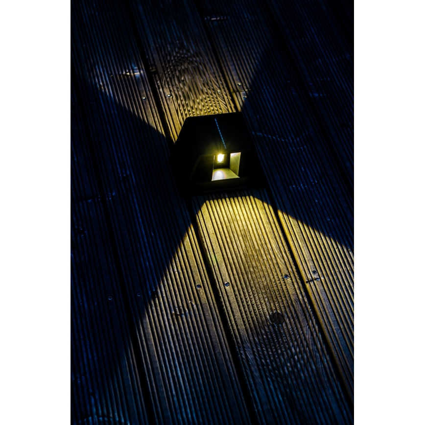 LED aurinkokennoseinävalaisin anturilla LED/2W/5V IP54 1300 mAh