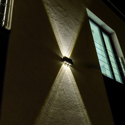 LED aurinkokennoseinävalaisin anturilla LED/2W/5V IP54 1300 mAh