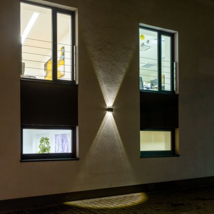 LED aurinkokennoseinävalaisin anturilla LED/2W/5V IP54 1300 mAh