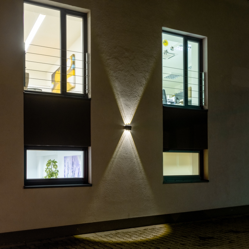 LED aurinkokennoseinävalaisin anturilla LED/2W/5V IP54 1300 mAh