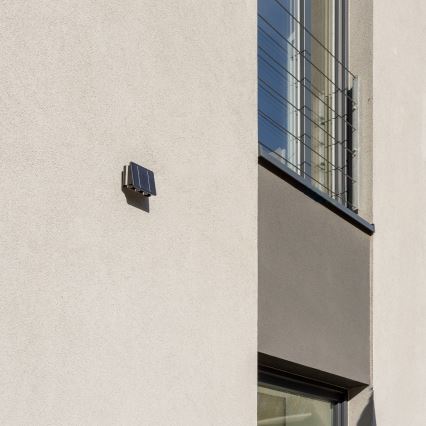 LED aurinkokennoseinävalaisin anturilla LED/2W/5V IP54 1300 mAh