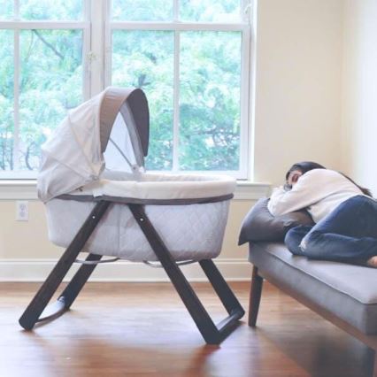 Ingenuity - Vauvan keinuva pinnasänky CARRINGTON harmaa/ruskea