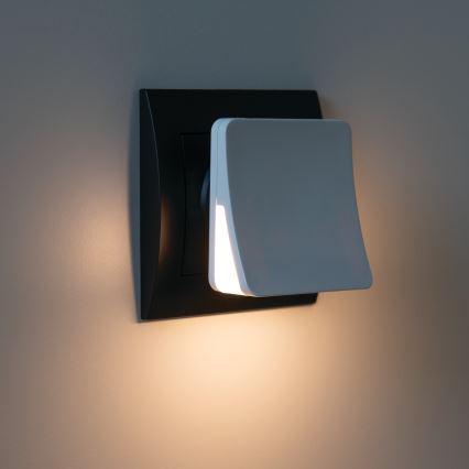 LED-opastusvalaisin hämäräkytkimellä pistorasiaan HOFI LED/0,28W/230V valkoinen