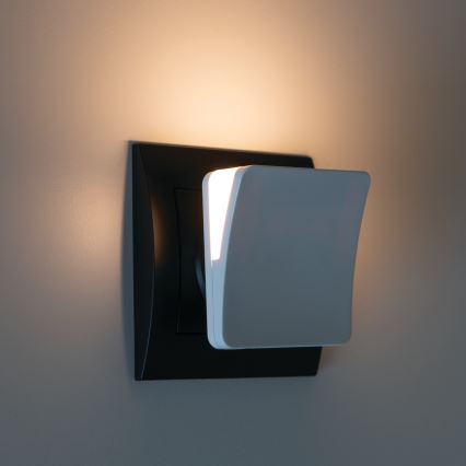 LED-opastusvalaisin hämäräkytkimellä pistorasiaan HOFI LED/0,28W/230V valkoinen