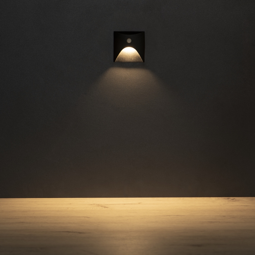 LED-portaiden valaisin liike- ja hämäräanturilla EXIN LED/2,5W/230V 3000K IP65 musta kulmikas