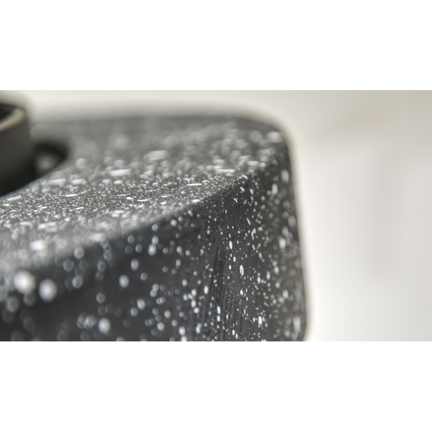 Kannettava puinen nuotio arinalla antrasiitti