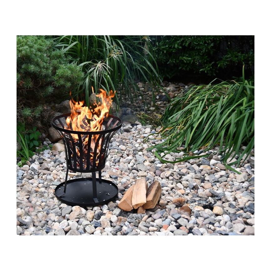 Kannettava puinen nuotio, jossa musta ritilä