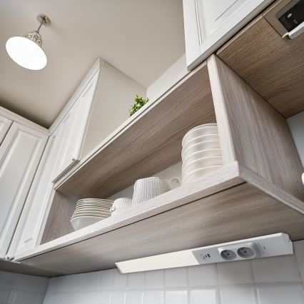 Keittiökaappien alla oleva LED-valo laatikoilla ja USB portit LED/18W/230V 4000K hopea