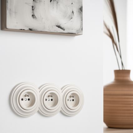 Kliklap – Kolmipaikkainen retrotyylinen pistorasia kotikäyttöön, kehyksellä, 230 V, beige