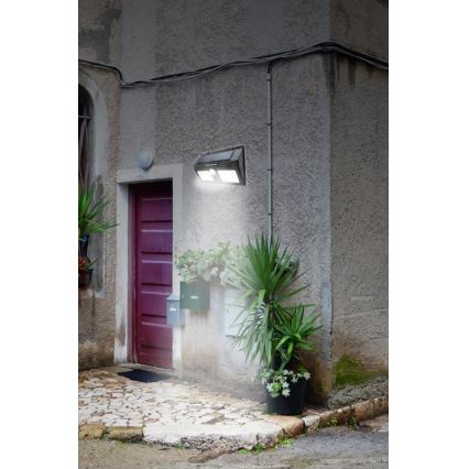 LED-aurinkokäyttöinen seinävalaisin tunnistimella LED/1,2W/3,7V 1200 mAh IP44