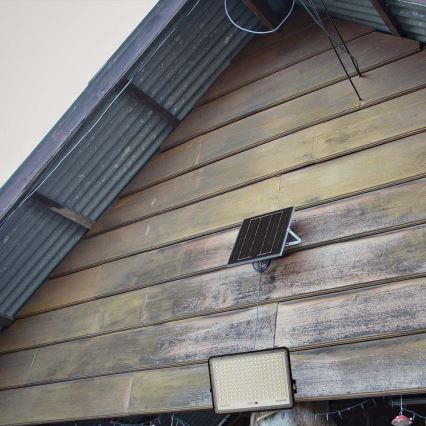 LED Aurinkokenno ulkovalonheitin LED/30W/3,2V 4000K musta IP65 + kauko-ohjaus