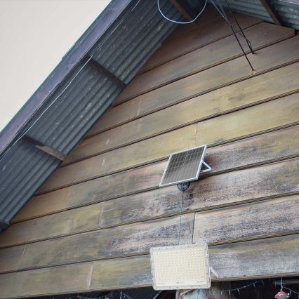 LED Aurinkokenno ulkovalonheitin LED/30W/3,2V 4000K valkoinen IP65 + kauko-ohjaus