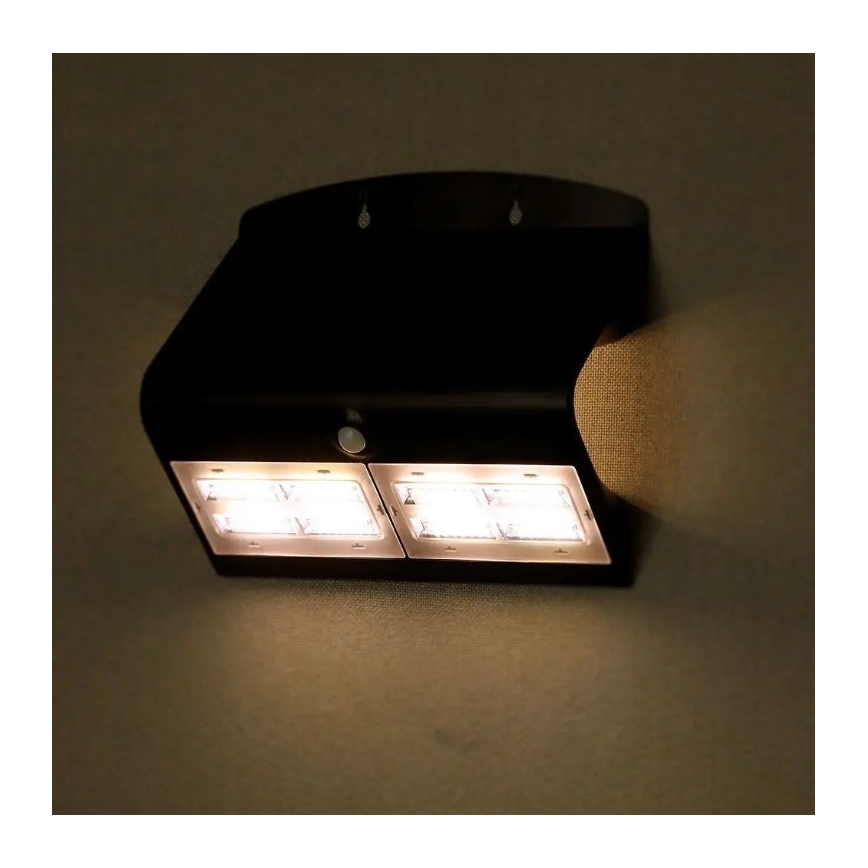 LED aurinkokäyttöinen seinävalaisin sensorilla LED/7W/3,7V 4000K IP65 4000 mAh musta