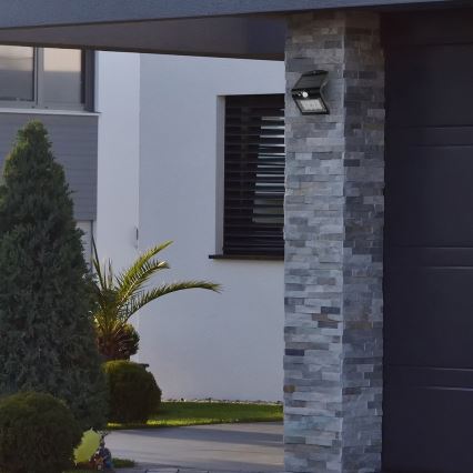 LED aurinkokäyttöinen valaisin liiketunnistimella ja hämäräkytkimellä LED/1,5W/1200 mAh 3,7V IP65