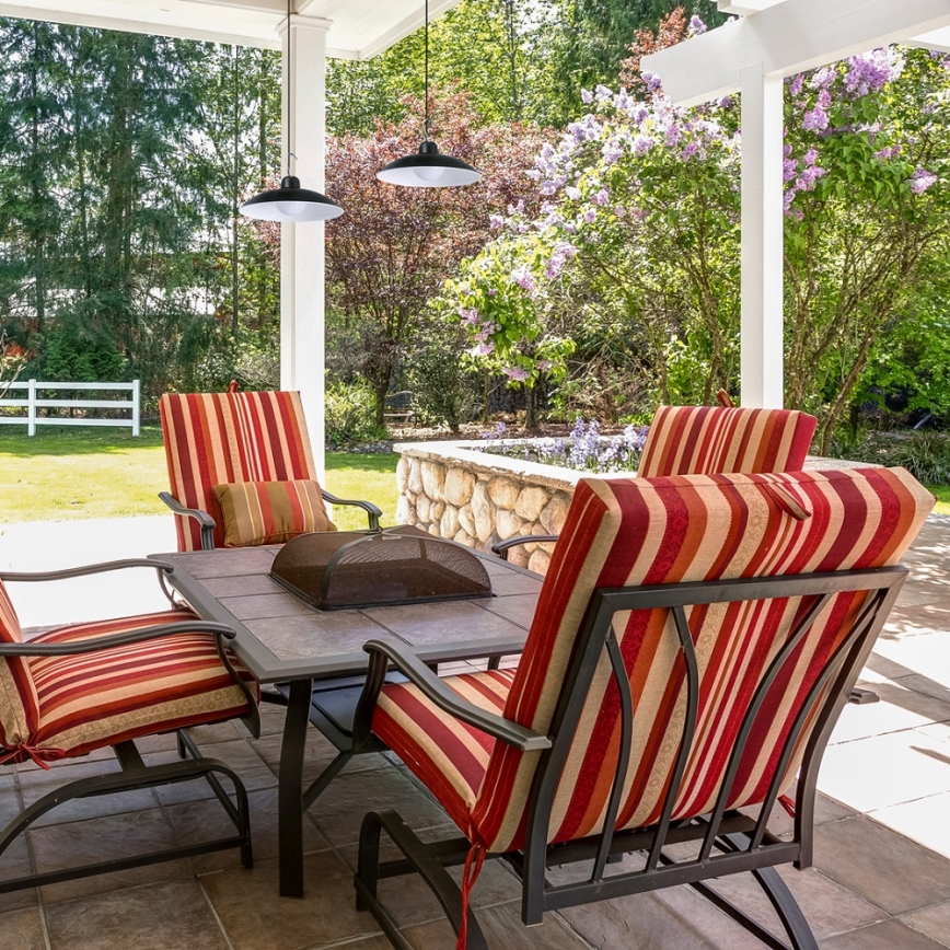 LED himmennettävä aurinkokäyttöinen riippuvalaisin hämäräkytkimellä LED/6W/3,7V 800 mAh IP44 + kaukosäädin