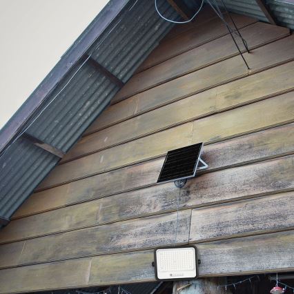 LED-himmennettävä aurinkokennolla varustettu valonheitin LED/300W/3,2V 2000-8000K IP65 15000 mAh musta + kaukosäädin