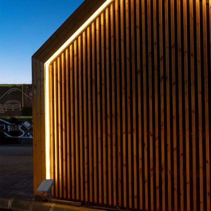 LED himmennettävä aurinkokäyttöinen LED-nauha LED/1,2W/3,7V 3000K IP67 1500 mAh 5m + kaukosäädin