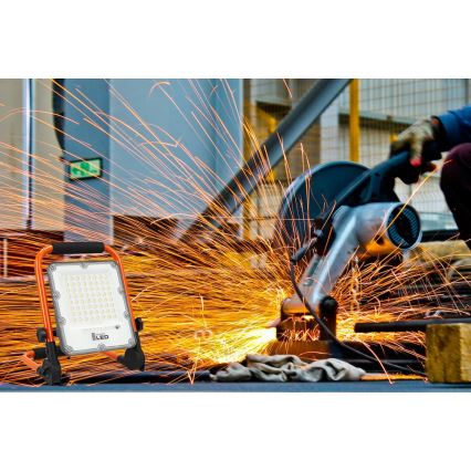 LED-ladattava heittovalo jalustalla LED/50W/3,2V 4500K 5000 mAh IP65 oranssi