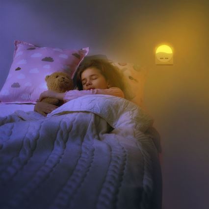 LED Pistorasia yövalo hämärätunnistimella 2xUSB LED/0,45W/230V 3000K