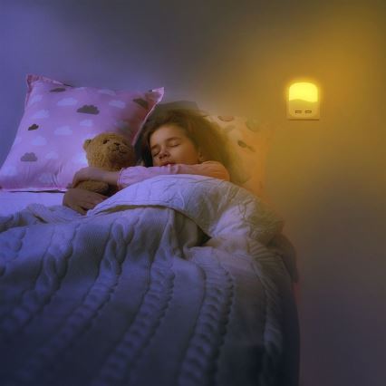 LED Pistorasia yövalo hämärätunnistimella 2xUSB LED/0,45W/230V 3000K