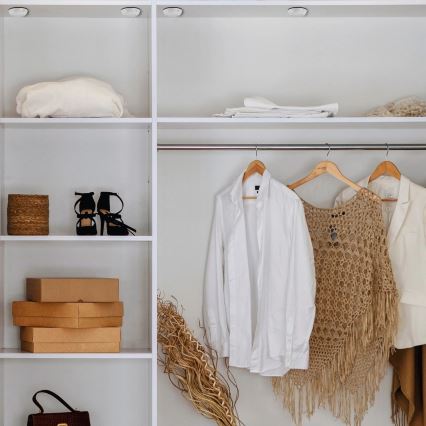 LED RGBW himmennettävä kalustevalaisin LED/0,5W/4,5V 3xAAA valkoinen + kaukosäädin