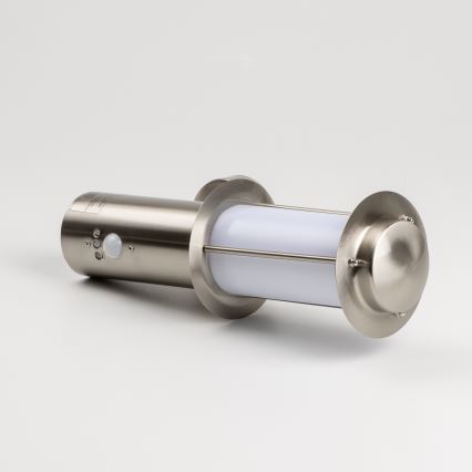 LED-ulkovalaisin seinävalaisin liiketunnistimella 1xE27/4,9W/230V IP44 mattakromi