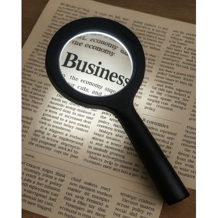 LED-suurennuslasi 3× suurennoksella – LED-valaistus, 3W, 2xAA, IP22